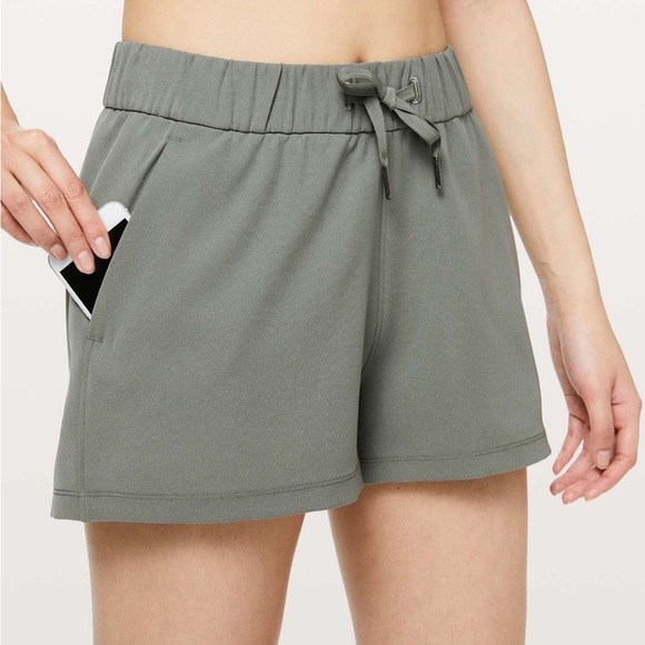 Lululemon On The Fly Short *Woven *2.5" Grey Sage SZ 4 - Picture 1 of 5